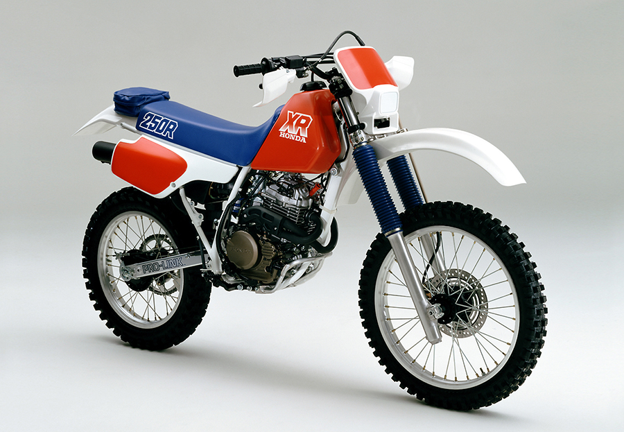 オフロード競技専用車「XR250R」の総合性能を一段と向上させて発売 | Honda 企業情報サイト