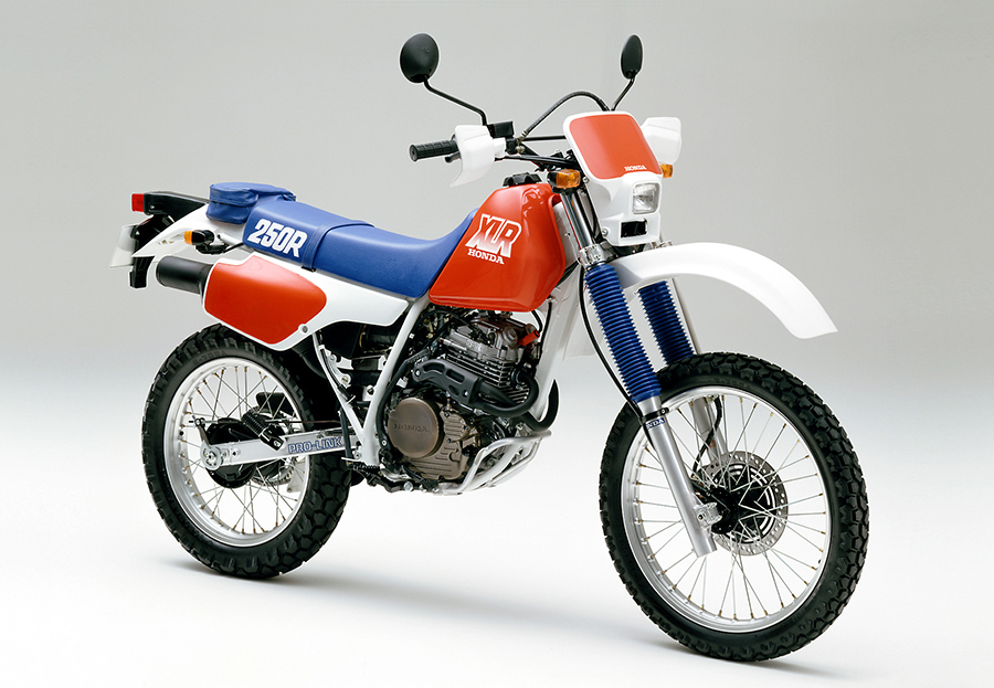 空冷4サイクル単気筒エンジン搭載のランドスポーツバイク新型「ホンダ・XLR250R」を発売 | Honda 企業情報サイト