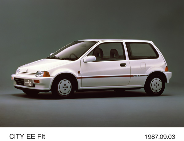 シティ EE フィット (ニューポーラーホワイト) フロント8:2