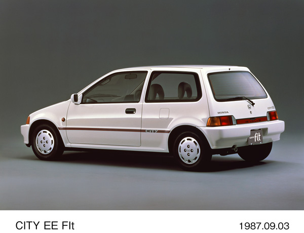 シティ EE フィット (ニューポーラーホワイト) リア8:2