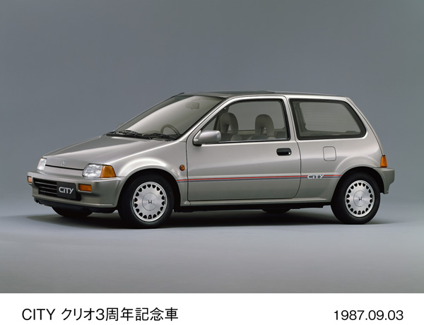 シティ 3周年記念車 (アスコットグレー・メタリック) フロント8:2