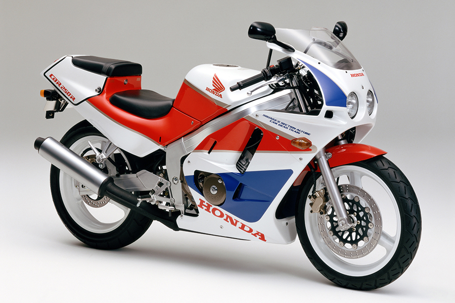 スポーティなフォルムと装備で好評のスーパースポーツバイク「ホンダCBR250R」のカラーリングを一新し発売 | Honda 企業情報サイト