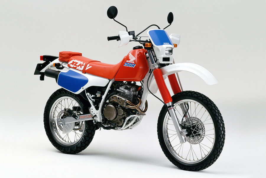 本格的なランドスポーツバイクとして好評の「ホンダXLR250R」と「ホンダXLR BAJA(バハ)」のカラーリングを一新し発売 | Honda  企業情報サイト
