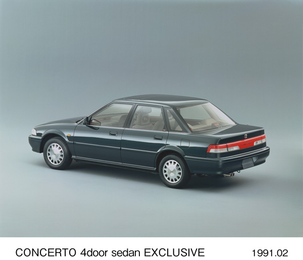 コンチェルト 4ドア セダン エクスクルーシブ (ローザンヌグリーン・パール) リア8:2