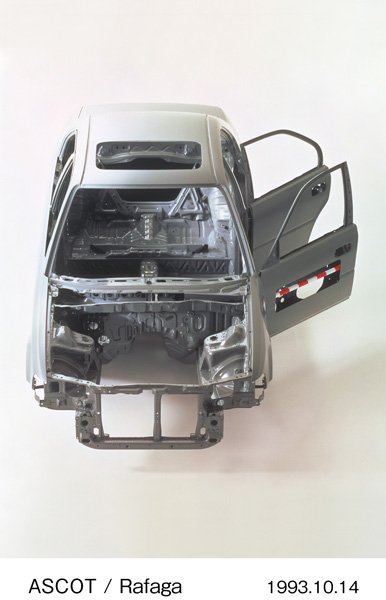 高剛性モノコックボディ