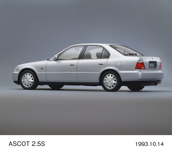 アスコット 2.5S (セブリングシルバー・メタリック) リア8:2