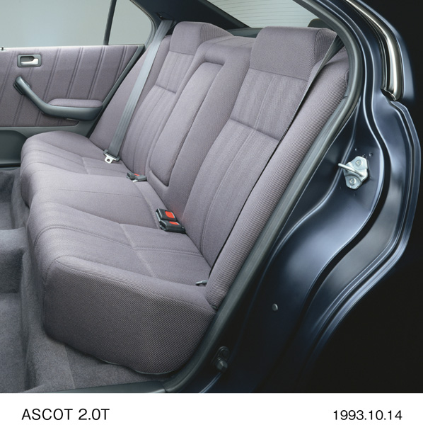 アスコット 2.0T リアシート