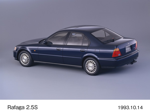 ラファーガ 2.5S (パシフィックブルー・パール) リア8:2