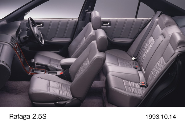 ラファーガ 2.5S 室内パッケージ