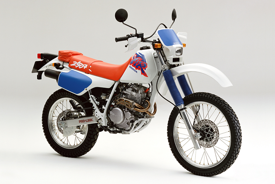 本格的なランドスポーツバイク「ホンダ XLR250R」のカラーリングを変更