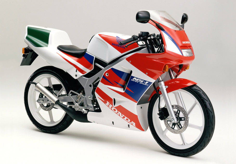 クラス唯一のメットイン機能を内蔵した原付ロードスポーツバイク 「ホンダ NS-1」のカラーリングを変更し発売 | Honda 企業情報サイト
