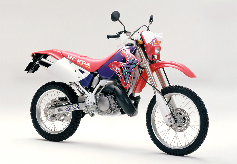 本格的な2サイクル・ランドスポーツバイク「ホンダ CRM250R」の総合性能を一段と向上させるとともに外観機能部品を一新し発売 | Honda  企業情報サイト