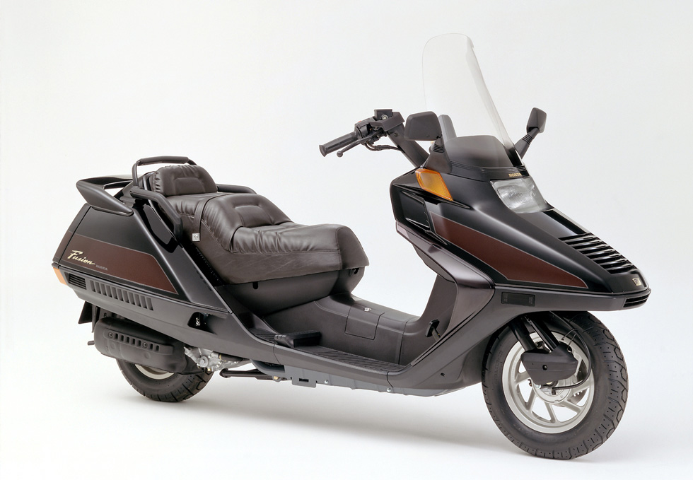二人乗りでゆったり走れる大型トランク付き軽二輪スクーター 「ホンダ フュージョン」2タイプを発売 | Honda 企業情報サイト
