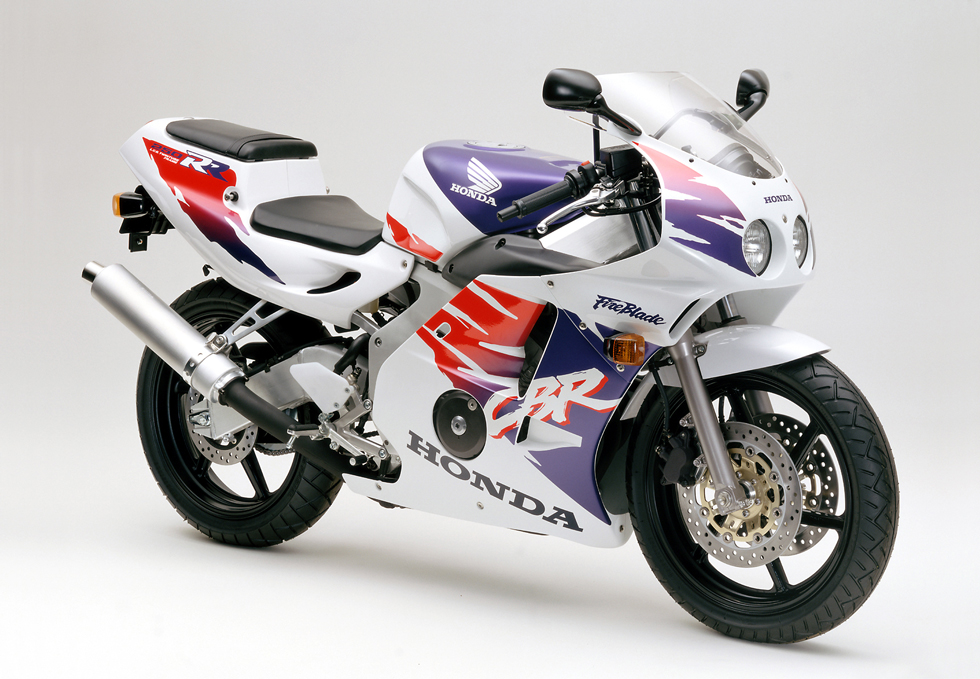 直列4気筒エンジン搭載のスーパースポーツバイク 「ホンダ CBR250RR」の熟成を図るとともにカラーリングを一新し発売 | Honda 企業情報サイト