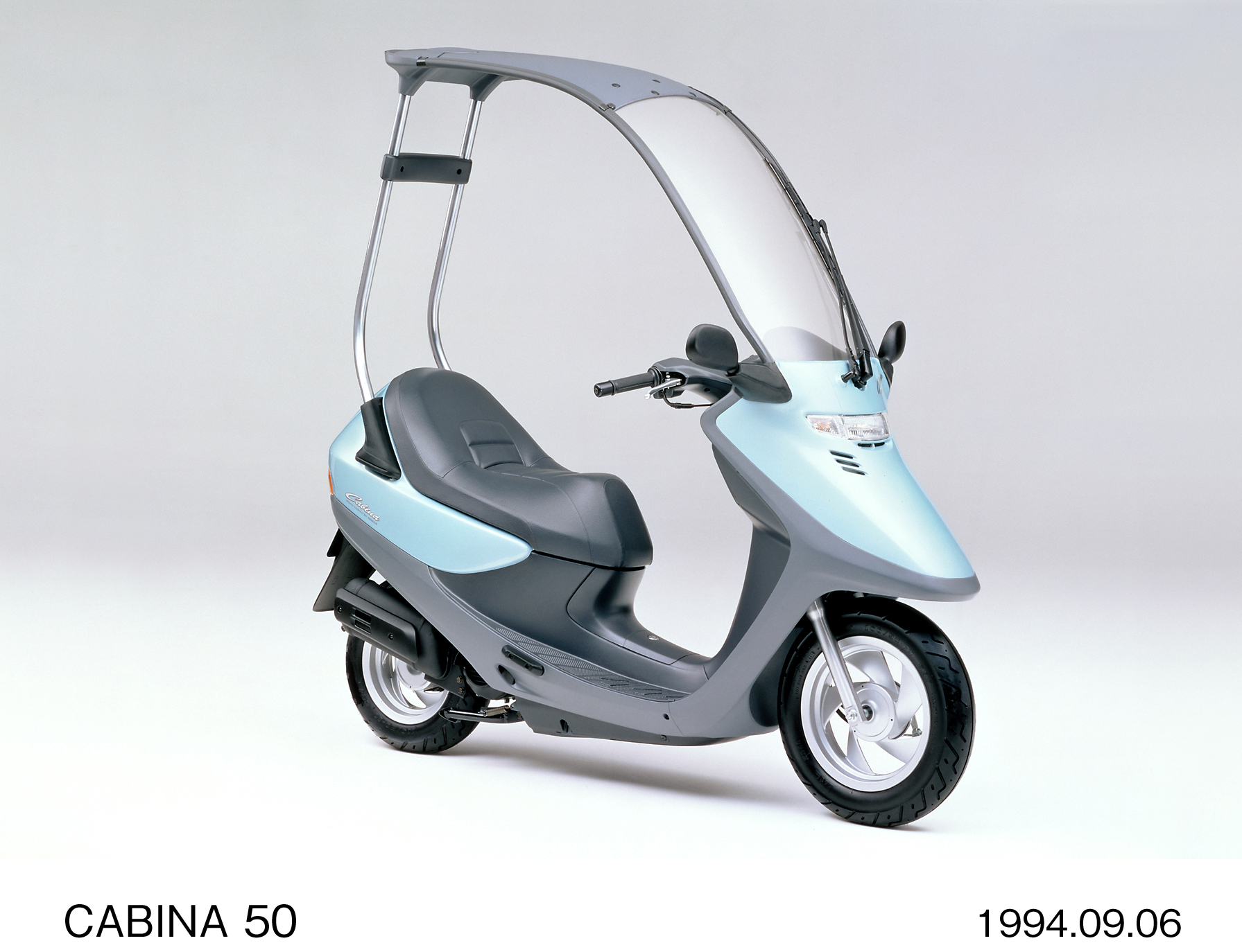 量産市販車初の屋根付きスクーター「ホンダキャビーナ」を発売 | Honda 