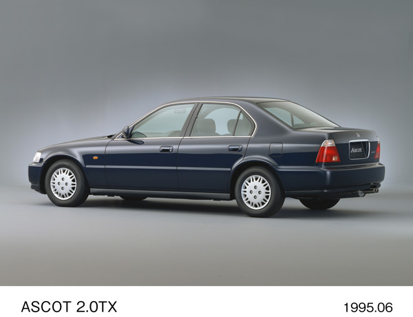 アスコット2.0TX (パシフィックブルー・パール) リア8:2