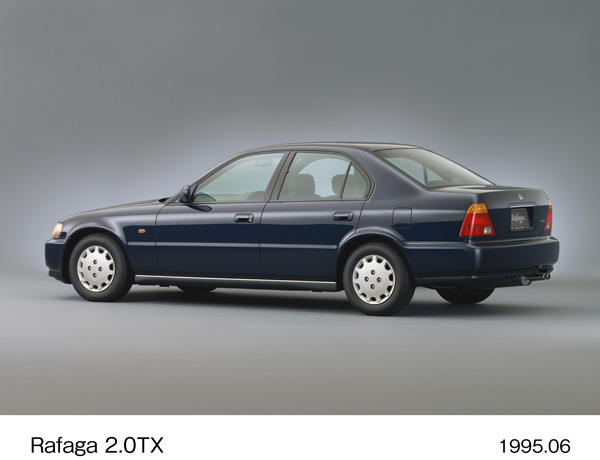 ラファーガ2.0TX (パシフィックブルー・パール) リア8:2