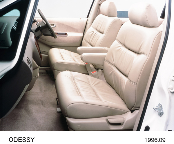オデッセイ エクスクルーシブ 1列目シート