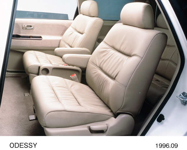 オデッセイ エクスクルーシブ 2列目シート