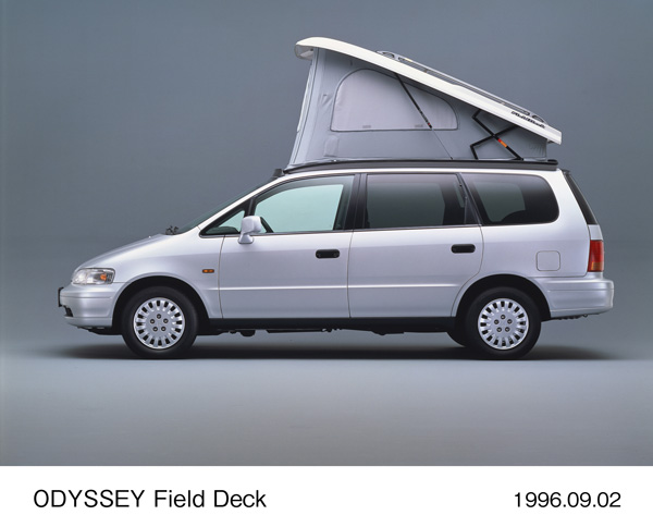 オデッセイ フィールドデッキ (セブリングシルバー・メタリック) 正横 (ポップアップルーフ開)
