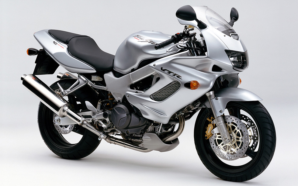高性能な1000ccV型2気筒エンジン搭載の大型スポーツバイク「ホンダ ファイアーストーム」を発売 | Honda 企業情報サイト