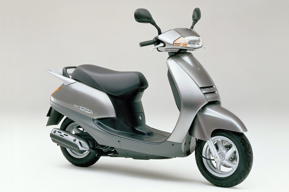 高級感あふれるメットインスクーター「ホンダ リード」シリーズをフルモデルチェンジするとともに、国内で初めて二輪車排出ガス規制に適合させ発売 |  Honda 企業情報サイト