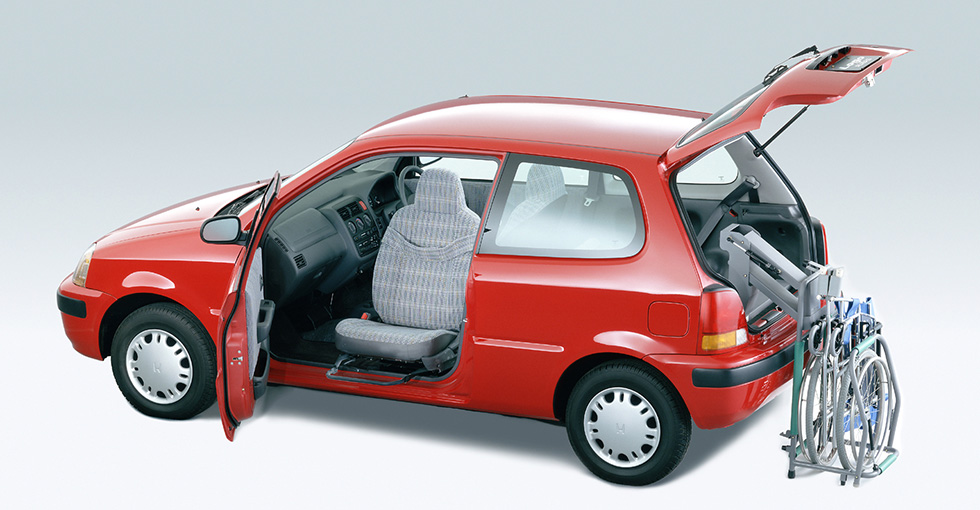 介護を目的にした福祉車両「ロゴ アルマス 介護車」を新発売 | Honda