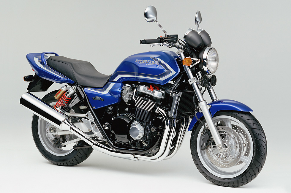 力強い走り味を実現する1300ccエンジンを搭載したロードスポーツバイク「ホンダCB1300 SUPER FOUR」の装備を充実し発売 | Honda  企業情報サイト