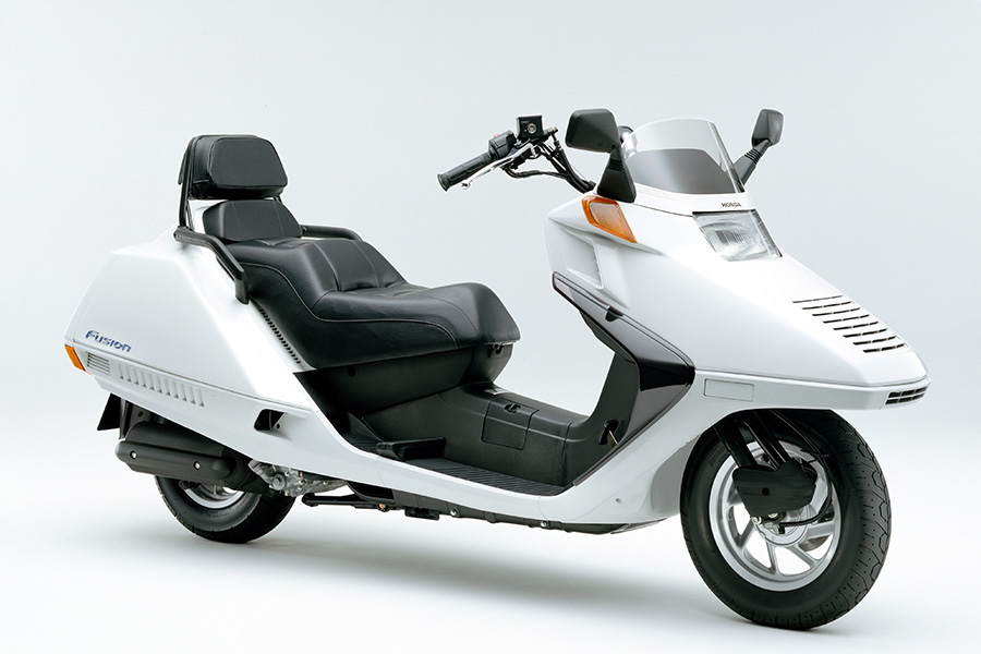 大型スクーター「フュージョン」をモデルチェンジし発売 | Honda 企業情報サイト