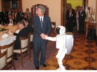 小泉首相と「ASIMO」(チェコ共和国)