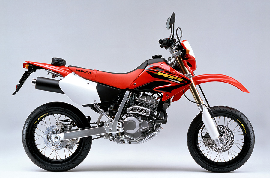 軽二輪スポーツバイク「XR250・Motard(モタード)」に新色を追加し発売 | Honda 企業情報サイト