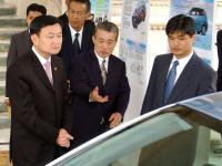 タクシン・シナワット・タイ王国首相に「FCX」の説明をする本田技研工業(株)代表取締役社長 福井威夫