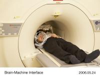 脳活動をMRI装置で撮像(写真はじゃんけんのチョキの動作)