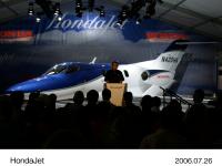 発表会でのHondaJetと本田技研工業株式会社 専務取締役 土志田 諭