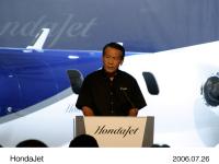 発表会でのHondaJetと本田技研工業株式会社 専務取締役 土志田 諭