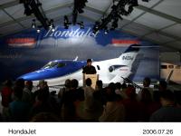 発表会でのHondaJetとホンダアールアンドディアメリカズ 副社長 藤野 道格
