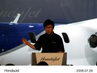 発表会でのHondaJetとホンダアールアンドディアメリカズ 副社長 藤野 道格