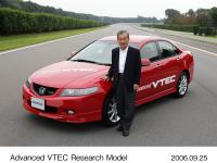 進化型VTECエンジン実験車と取締役社長 福井威夫