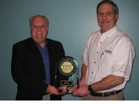 受賞の盾とスティーブ・ベイリー ホンダ・パワー・イクイップメント バイスプレジデント(右)、ジョン・ファルチャー ホンダ・パワー・イクイップメント マリーン部門シニアマネージャー(左)