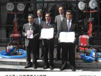 上田清司 埼玉県知事(前列中央)、本田技研工業株式会社 専務取締役 吉見幹雄(前列左側)、本田航空株式会社 代表取締役社長 柳本俊雄(前列右側)