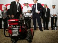 フランク・マナス・グリーンズバーグ市長(左から2人目)、上ノ原HMIN社長(中央)、ミッチ・ダニエルズ・インディアナ州知事(右から3人目)、近藤アメリカンホンダ社長(右端)