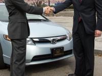 UCS・自動車担当のドン・マッケンジー氏(右)より受賞の知らせを受ける、ホンダ・ノース・アメリカ エドワード・B・コーエン副社長(左)