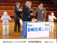 HRI-EUとビーレフェルト大学 共同研究調印式 (写真左より) ヨヘン・シュタイル CoR-Lab常務、ディーター・ティンマーマン ビーレフェルト大学長、アンドレアス・ピンクヴァルト ノルトライン・ヴェストファーレン州革新・科学・研究・技術大臣、エドガー・ケルナー HRI-EU社長、川鍋智彦 本田技術研究所専務)