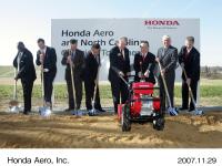 ホンダ エアロ インク ジェットエンジン工場鍬入れ式 (左から) タイロン・ベインズ氏(コンサルタント)、フェアファックス・レイノルズ氏(銀行家)、マック・ウィリアムズ氏(アラマンス郡商工会議所会頭)、土志田諭(Honda専務取締役)、スティーブ・ロス氏(バーリントン市長)、長谷川文隆(ホンダ エアロ インク社長)、ラリー・シャープ氏(アラマンス郡議会議長)、ダン・ダニーレイ氏(バーリントン空港役員)