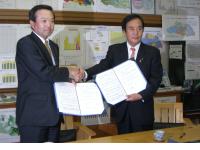 埼玉県とHondaの道路交通データ提供協定締結式 (左から)西前学 Honda執行役員、上田清司 埼玉県知事