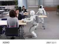 協調して飲み物を届ける2体のASIMO (1)