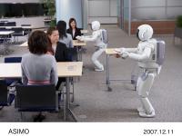 協調して飲み物を届ける2体のASIMO (2)