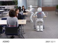 協調して飲み物を届ける2体のASIMO (3)