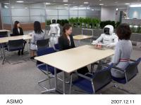 協調して飲み物を届ける2体のASIMO (4)