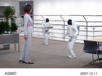 案内や飲み物のデリバリーを行う2体のASIMO (1)